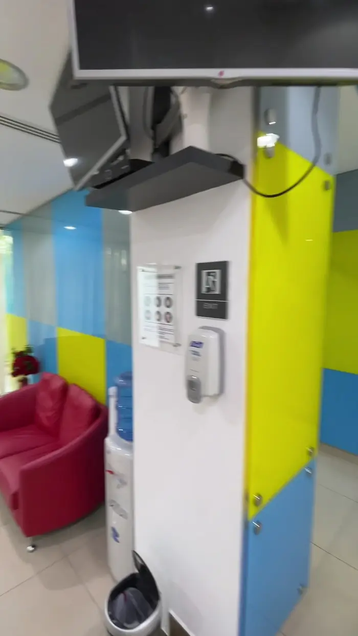 Colour-block column in the clinic